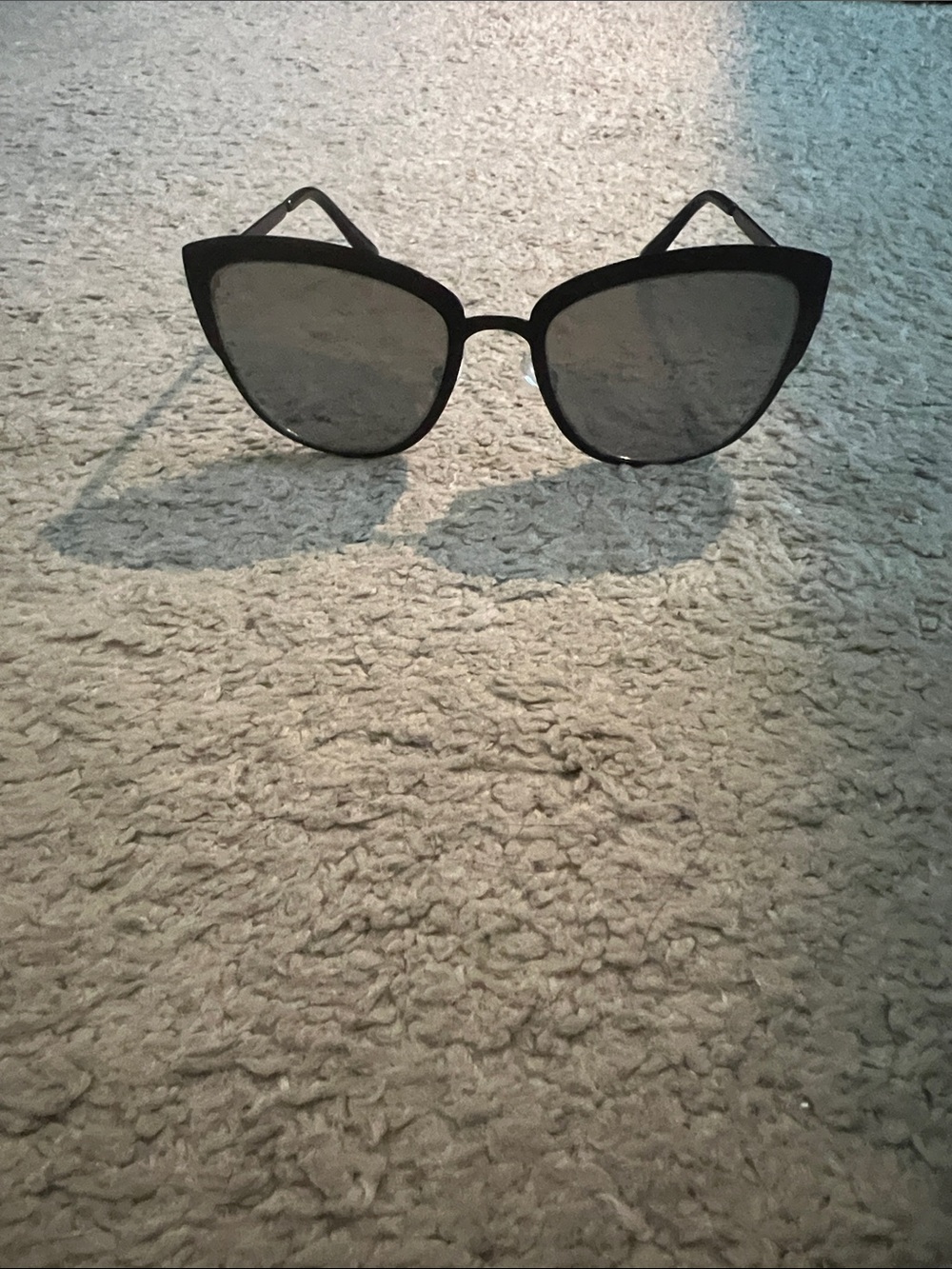 Women's Black Cat-Eye Sunglasses - Sleek Fashion Shades